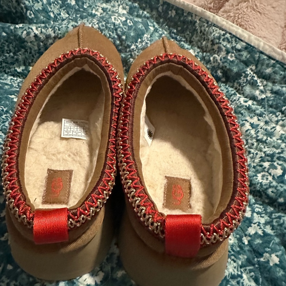 Size 9 Tazz from the Ugg store. I have worn them just a few times in the house.